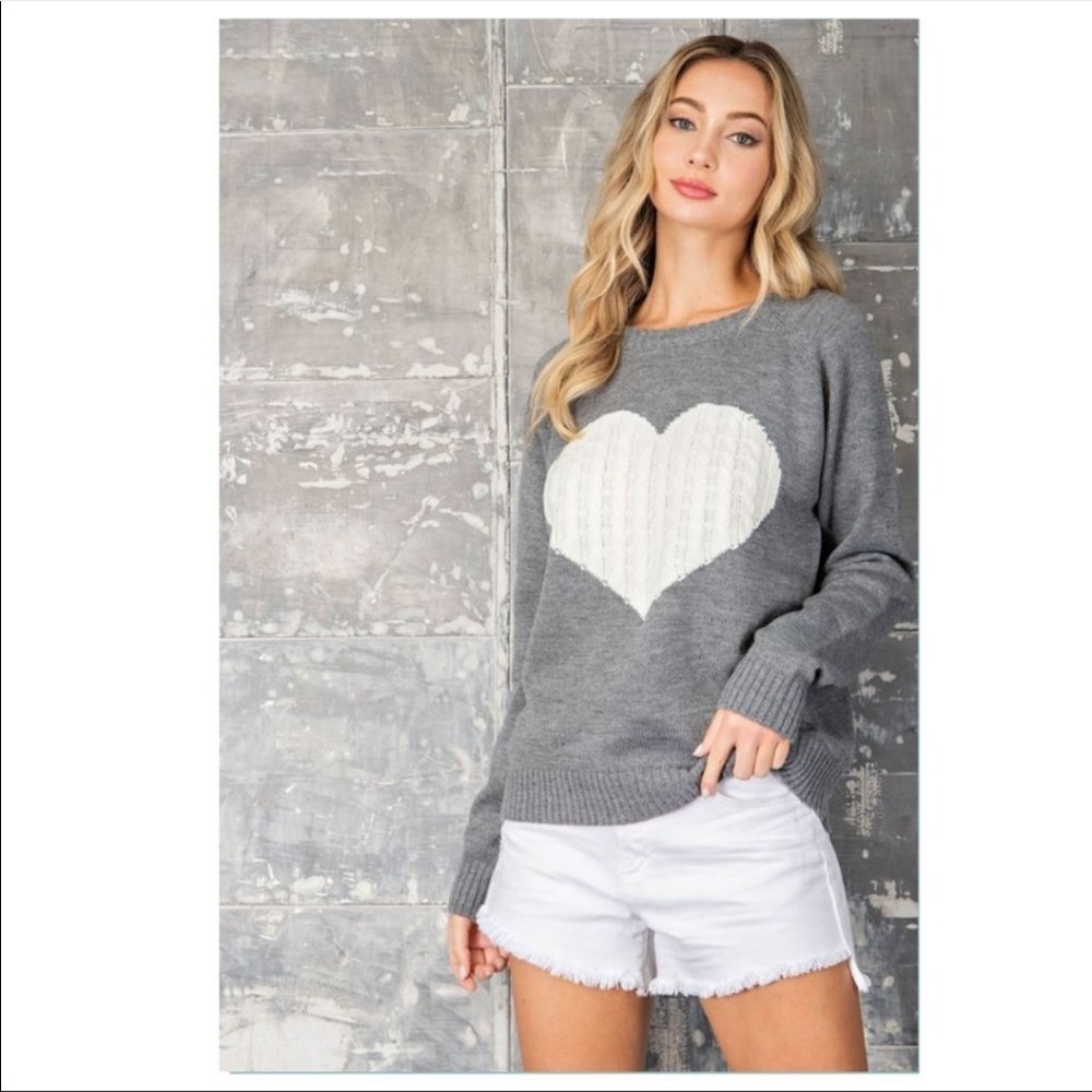KNIT GREY SWEATER WITH A CREAM HEART